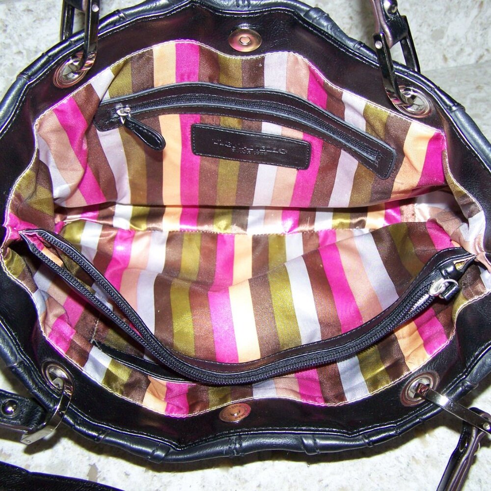 Tiganello Black Leather Shoulder Bag with Matching Key Fob - Picture 4 of 10